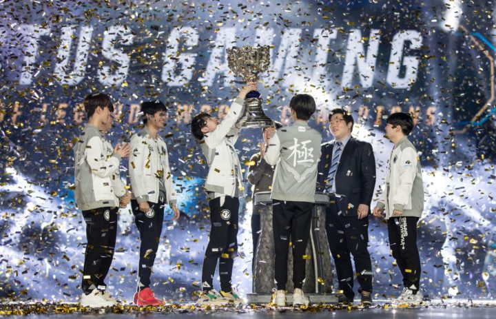  Team Invictus Gaming wins the 2018 League of Legends World Championship 